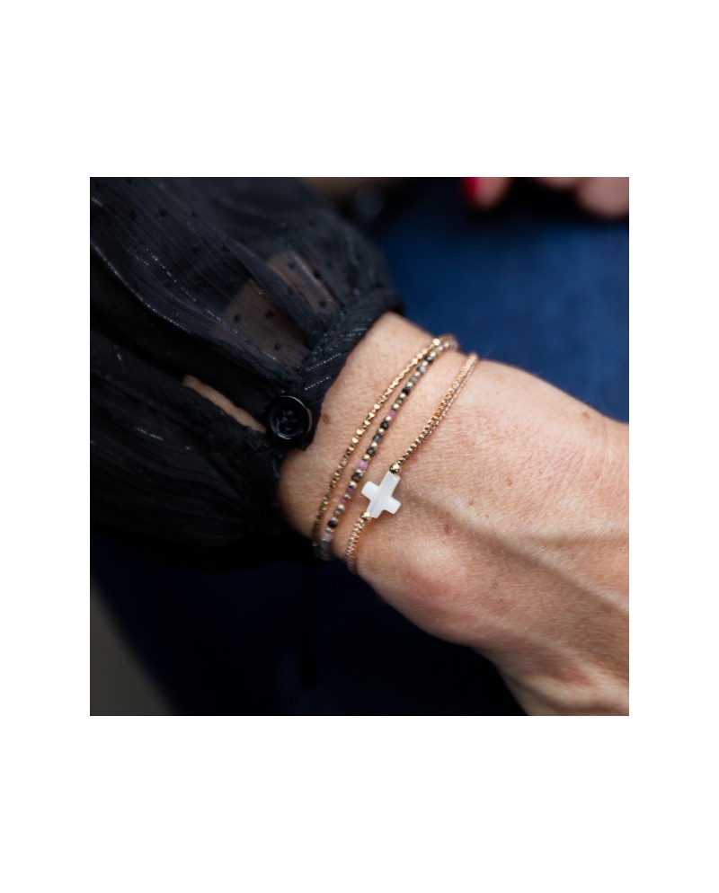 Bracelet croix nacre, lien coulissant macramé fin