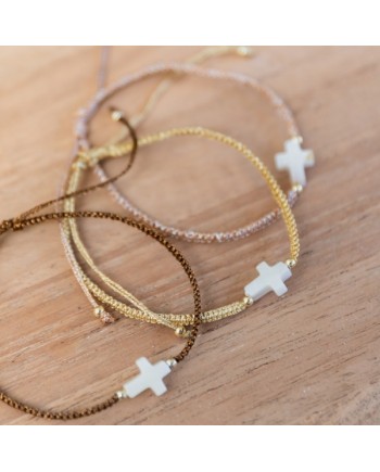Bracelet croix nacre, lien coulissant macramé fin
