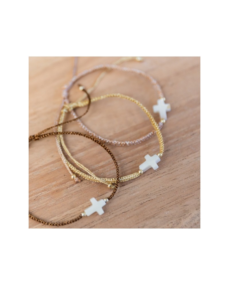 Bracelet croix nacre, lien coulissant macramé fin