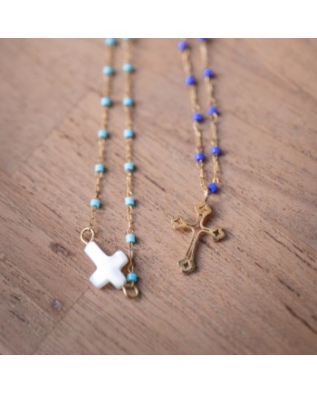 Collier croix ajouré fine et perles de couleur