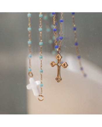Collier croix ajouré fine et perles de couleur