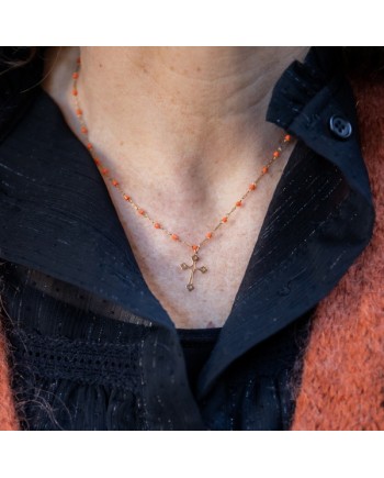 Collier croix ajouré fine et perles de couleur