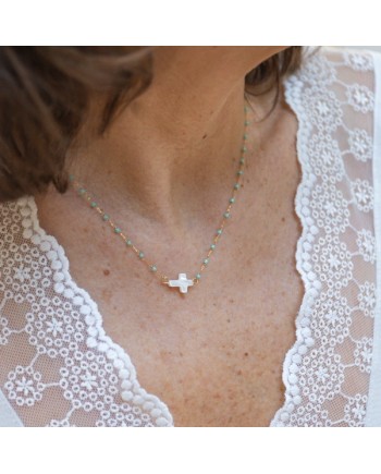 Collier croix ajouré fine et perles de couleur