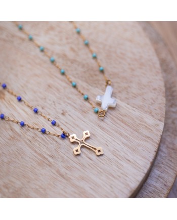 Collier croix ajouré fine et perles de couleur