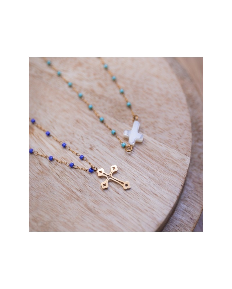 Collier croix ajouré fine et perles de couleur