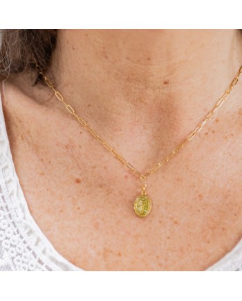 Collier religieux sur chaîne et médaille émaillée colorée