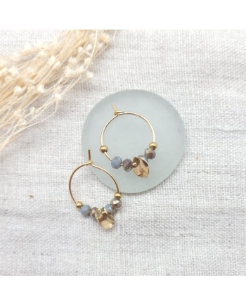 Boucle d'oreille créole, perles et médaille