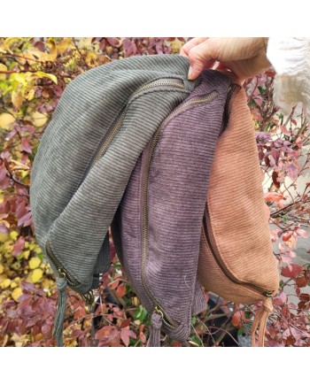 Sac forme banane velours, large contenance, pratique et legère.
