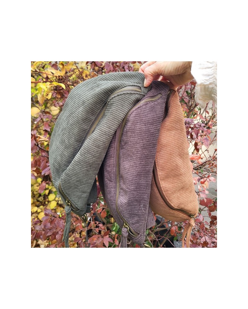 Sac forme banane velours, large contenance, pratique et legère.