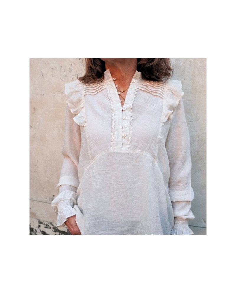 Tunique col montant en coton brodé – blanc cassé style romantique