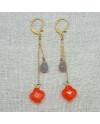 Boucle d'oreilles doré longues sur chaîne avec 2 pierres gris et orange