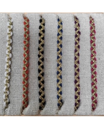 Bracelet double tour coloré avec une breloque en plaqué Or, ajustable.