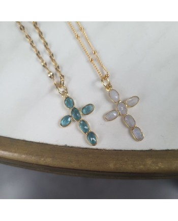 Collier croix sertie plaqué Or monté sur chaîne maille ronde .