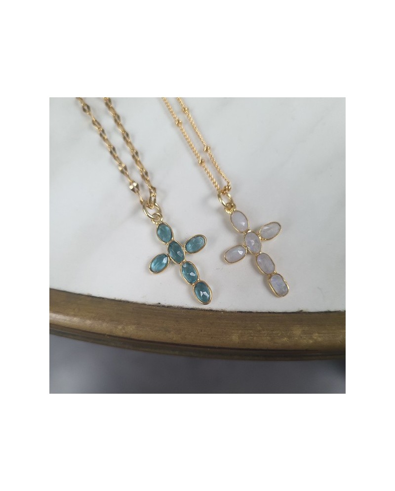 Collier croix sertie plaqué Or monté sur chaîne maille ronde .