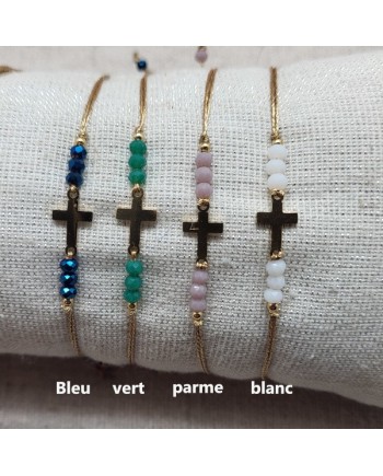 Bracelet religieux croix doré sur un lien fin doré et perles couleurs