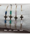 Bracelet religieux croix doré sur un lien fin doré et perles couleurs
