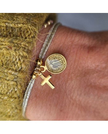bracelet lien fin doré et breloque croix et médaille colorée