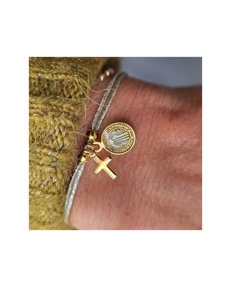 bracelet lien fin doré et breloque croix et médaille colorée