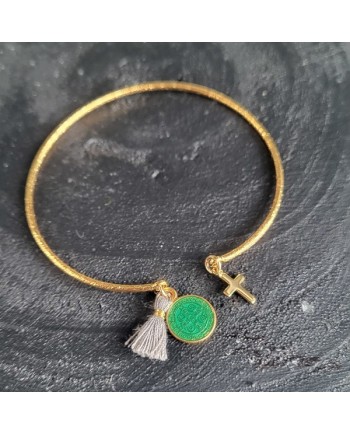 bracelet jonc mate avec breloque croix, médaille colorée et pompon