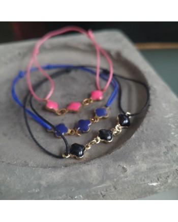 bracelet lien coton avec trois fleurs émaillées bleue, rose ou noire