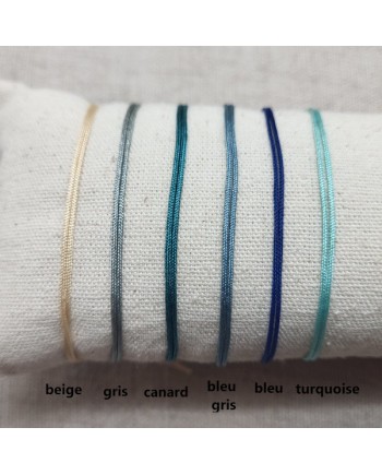 Bracelet coquille Argent ou plaqué Or, sur lien fin satiné ajustable.