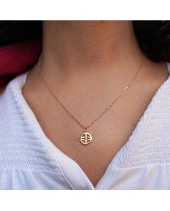 Collier plaqué Or avec au centre un motif rond en plaqué Or, ajustable