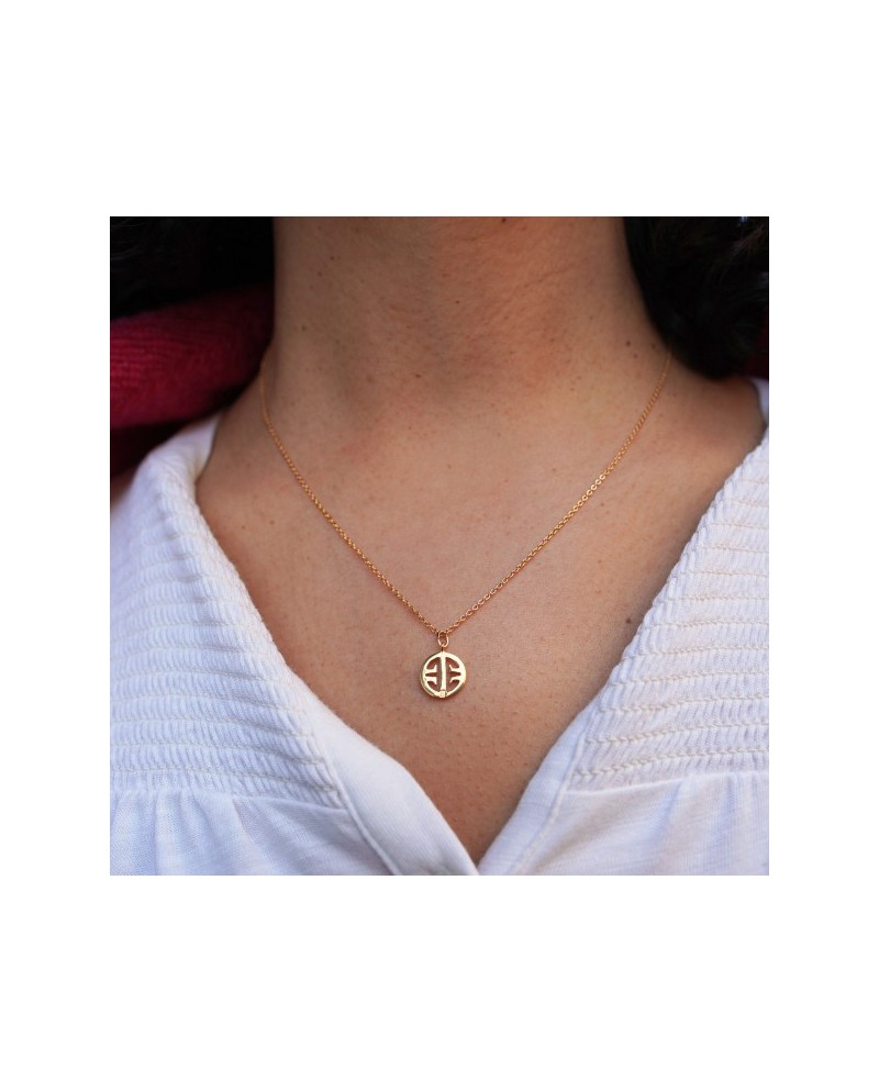 Collier plaqué Or avec au centre un motif rond en plaqué Or, ajustable