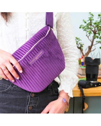 Sac forme banane en velours vert ou en jean, léger, finition doré.