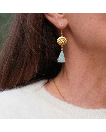 Boucles d'oreilles médaille martelée plaqué Or avec un pompon coloré