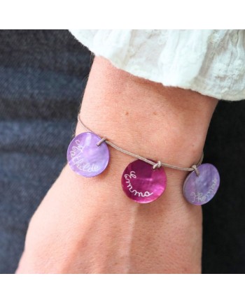 Bracelet breloques nacres personnalisable de différentes couleurs.