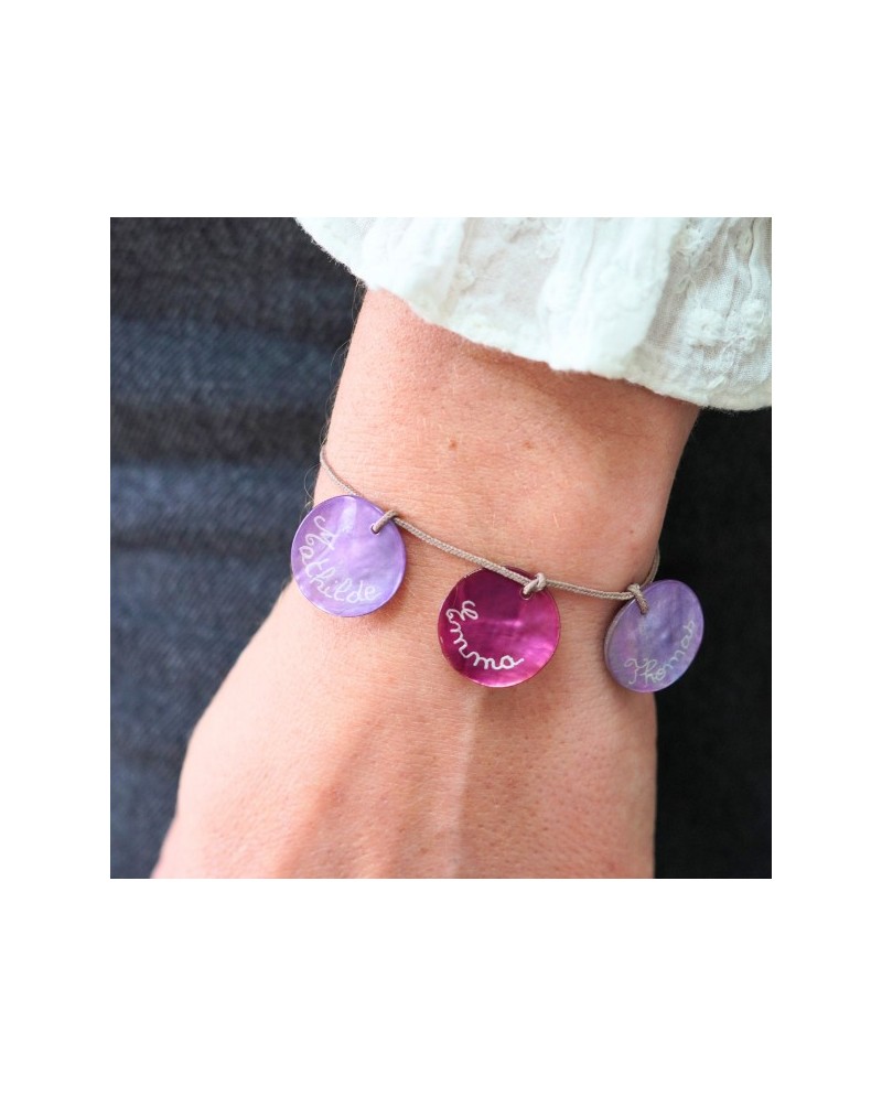 Bracelet breloques nacres personnalisable de différentes couleurs.