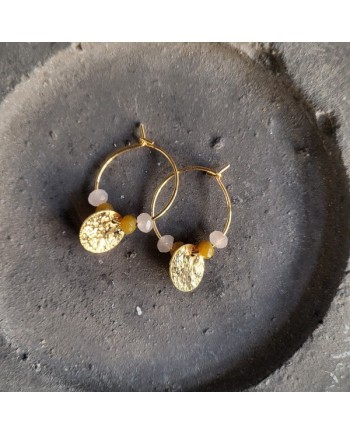 Paire de créole taille moyenne, pierre et médaille martelée, doré. 