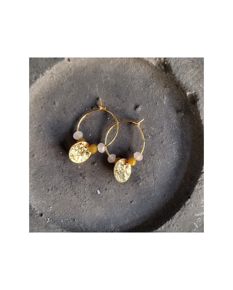 Paire de créole taille moyenne, pierre et médaille martelée, doré. 