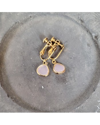 Paire de boucles d'oreilles pierre naturelle sertie forme dormeuse.