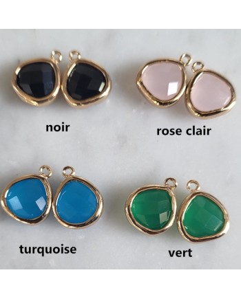 Paire de boucles d'oreilles pierre naturelle sertie forme dormeuse.