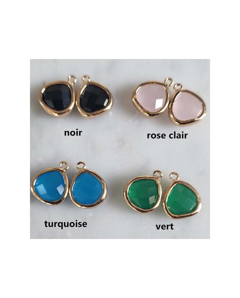 Paire de boucles d'oreilles pierre naturelle sertie forme dormeuse.