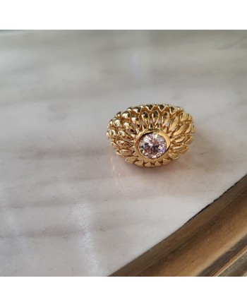 Bague dorée ajourée avec pierre centrale – Élégance vintage et design sculptural