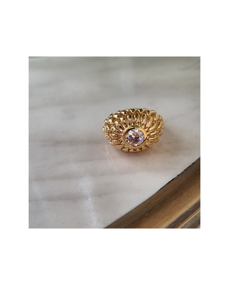 Bague dorée ajourée avec pierre centrale – Élégance vintage et design sculptural