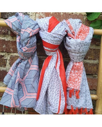foulard 100% coton, motif imprimé, gamme de orange et de rouge.