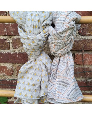 foulard 100% coton, coloris gris, chic, avec ou sans pompons. 
