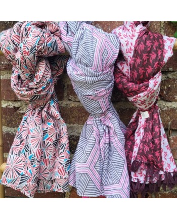 foulard 100% coton, coloris de rose et bordeaux, avec pompons.