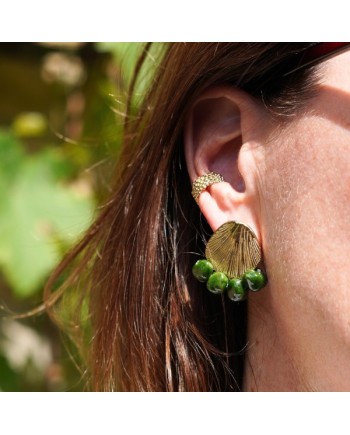 Boucles d’oreilles rondes perles & métal ciselé, percée.