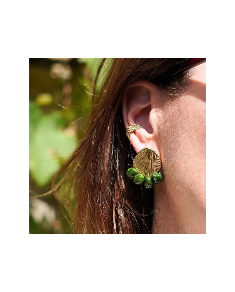 Boucles d’oreilles rondes perles & métal ciselé, percée.