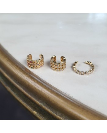 Manchette d'oreilles dorée assez large, ornée de plusieurs rangées de petits strass multicolores. Un modèle lumineux et raffiné.