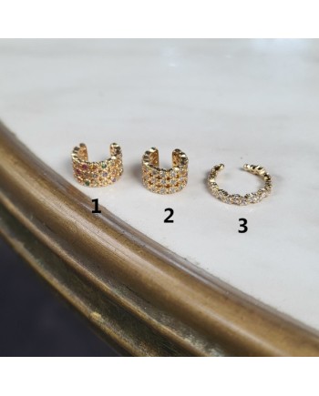 ear cuffs dorée ajourée, avec des motifs arrondis et de petits strass colorés. Un modèle original au style travaillé.