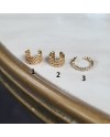 ear cuffs dorée ajourée, avec des motifs arrondis et de petits strass colorés. Un modèle original au style travaillé.