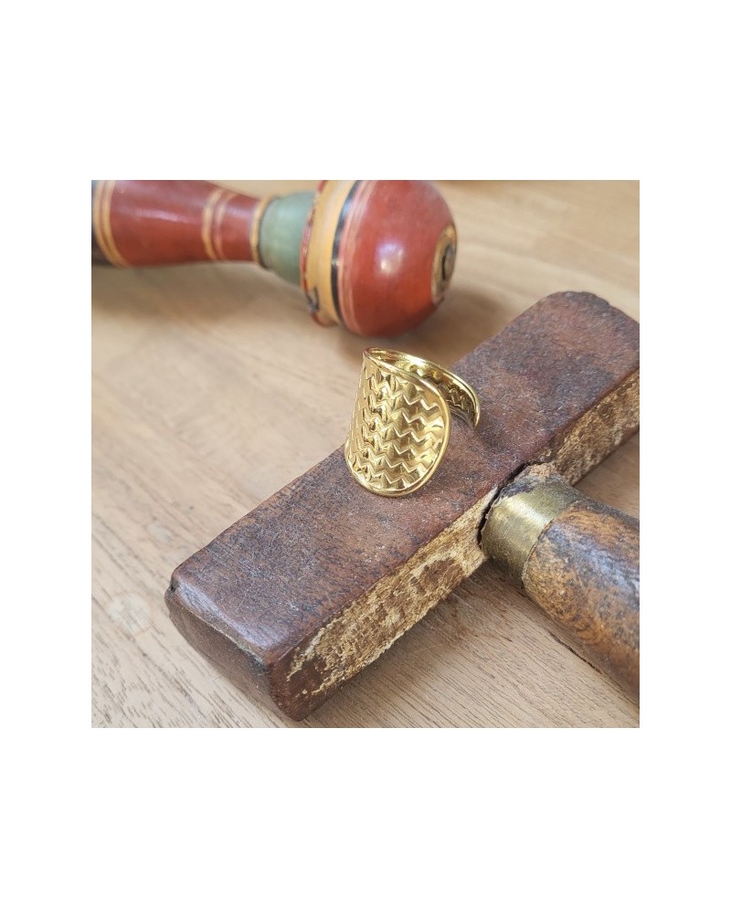 Bague large dorée ajustable en acier inoxydable avec motif strié en zigzag