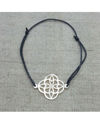 Bracelet arabesque en nacre sur lien fin satiné