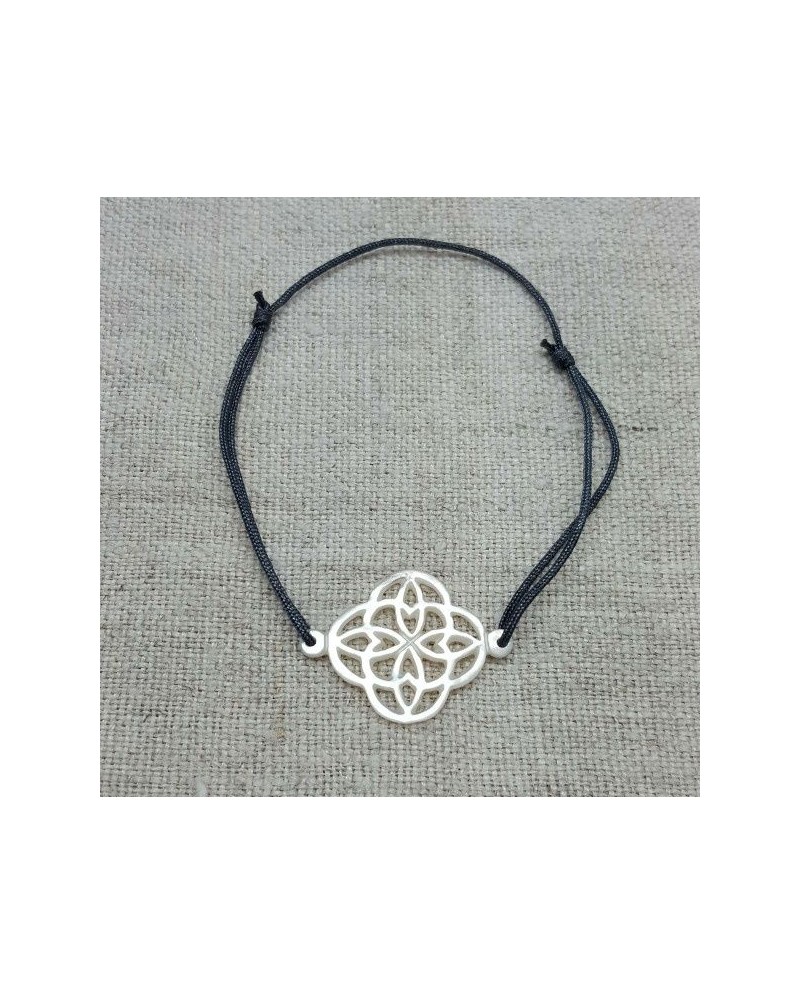 Bracelet arabesque en nacre sur lien fin satiné