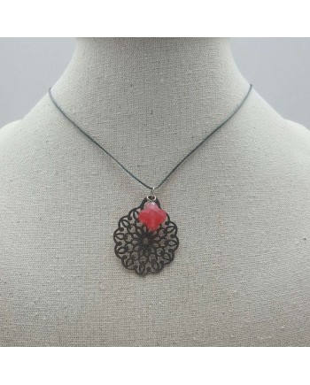 Collier arabesque fantaisie argenté et pierre colorée